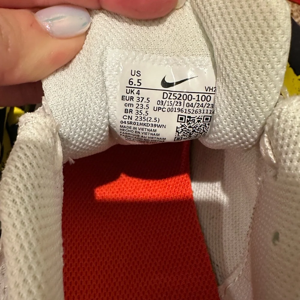 Nike Women’s Athletic Shoes 6.5 NIB - Picture 3 of 6